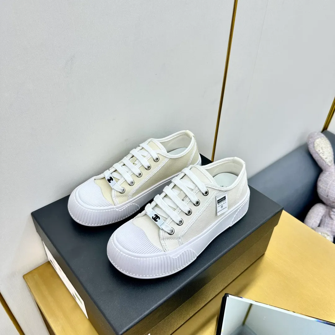 👟👟Ex-factory price 420👟👟 Chanel Chanel - 2024 counter top casual panda shoes sneakers. This classic design; the upper is electro-embroidered with a variety of techniques; the outsole is fashionable and sporty; it is unusual to incorporate a variety of color matching elements... The diversified mix and match is very beautiful and versatile, and can be used for leisure, fashion, sports and outdoor... ꫛꫀꪝ Go➫ Material: ❶The upper is made of: original imported mercerized velvet++ waterproof cloth ❷The inner lining is made of: sheepskin. Full set of boutique packaging for women 35–41